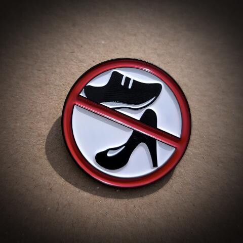 ΚΑΡΦΙΤΣΑ - "SHOES CROSSED OUT" pin-shoesCr